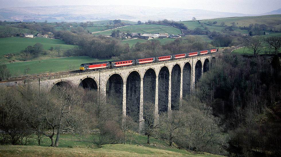 47828 [Severn Valley Railway] crossing Smardale Viaduct